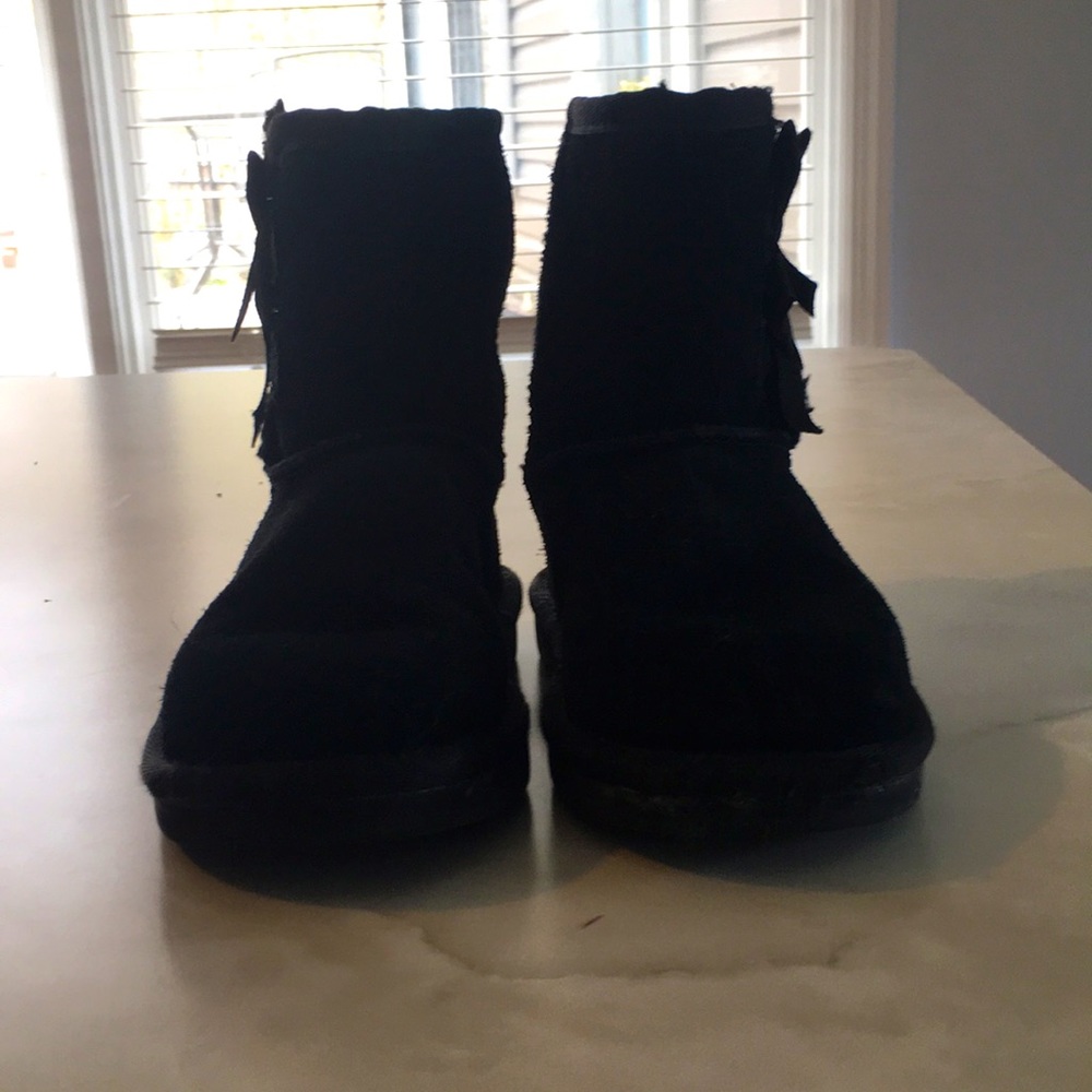 Girls size 9 black ugg boots.  Black how’s located on the side.